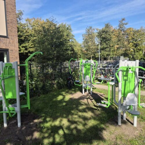 Combi buiten fitnesstoestellen 17 Buiten fitnesstoestellen op hun mooist. 3 in 1 toestellen, ruimtebesparend en voordelige dan losse buiten fitness toestellen